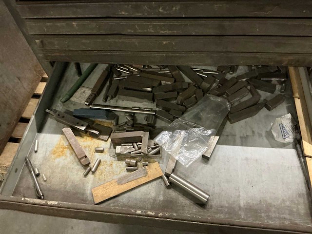 Ladenkast met inhoud - afbeelding 2 van  15