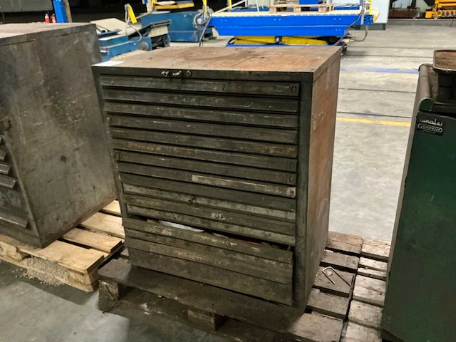 Ladenkast met inhoud - afbeelding 1 van  15