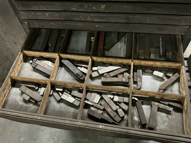 Ladenkast met inhoud - afbeelding 15 van  15