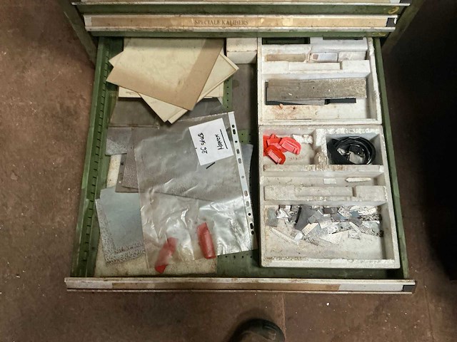 Ladenkast met tools - afbeelding 6 van  14