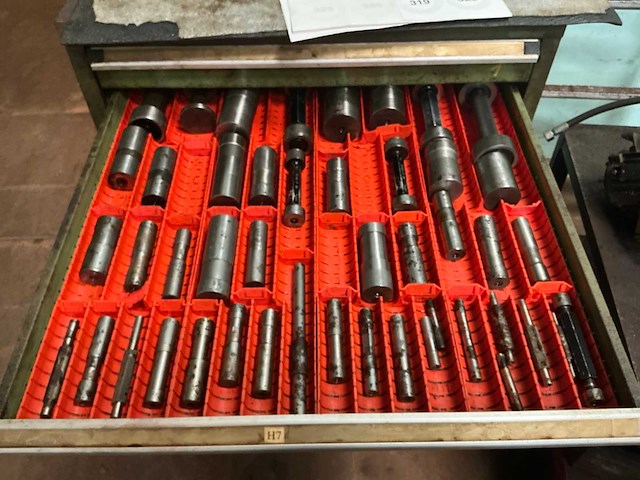 Ladenkast met tools - afbeelding 9 van  14