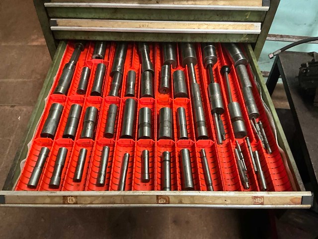 Ladenkast met tools - afbeelding 10 van  14