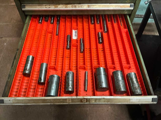 Ladenkast met tools - afbeelding 12 van  14