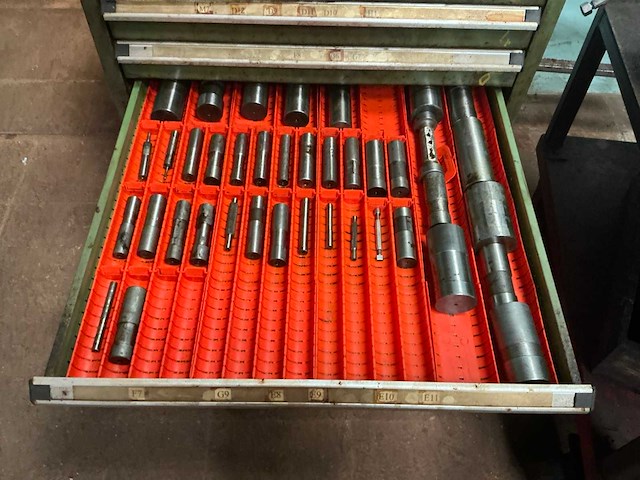 Ladenkast met tools - afbeelding 13 van  14