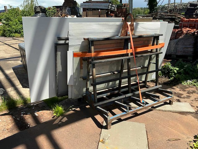 Lage glasbok met divers aannemersmateriaal - afbeelding 1 van  8
