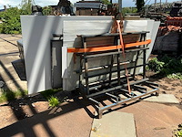 Lage glasbok met divers aannemersmateriaal - afbeelding 1 van  8