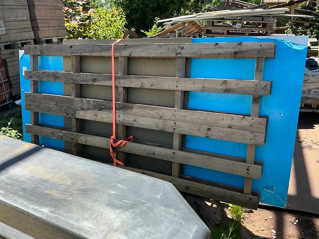 Lage glasbok met divers aannemersmateriaal - afbeelding 2 van  8