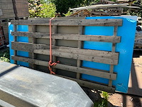 Lage glasbok met divers aannemersmateriaal - afbeelding 2 van  8