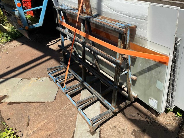 Lage glasbok met divers aannemersmateriaal - afbeelding 3 van  8