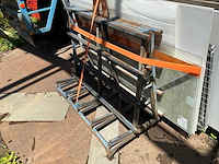 Lage glasbok met divers aannemersmateriaal - afbeelding 3 van  8