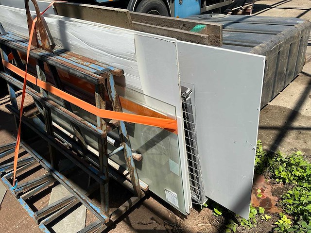 Lage glasbok met divers aannemersmateriaal - afbeelding 4 van  8