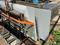 Lage glasbok met divers aannemersmateriaal - afbeelding 4 van  8