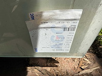 Lage glasbok met divers aannemersmateriaal - afbeelding 5 van  8