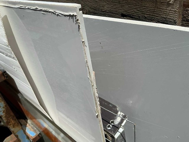 Lage glasbok met divers aannemersmateriaal - afbeelding 6 van  8