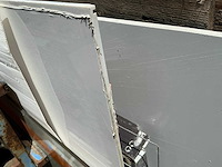 Lage glasbok met divers aannemersmateriaal - afbeelding 6 van  8