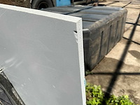 Lage glasbok met divers aannemersmateriaal - afbeelding 7 van  8