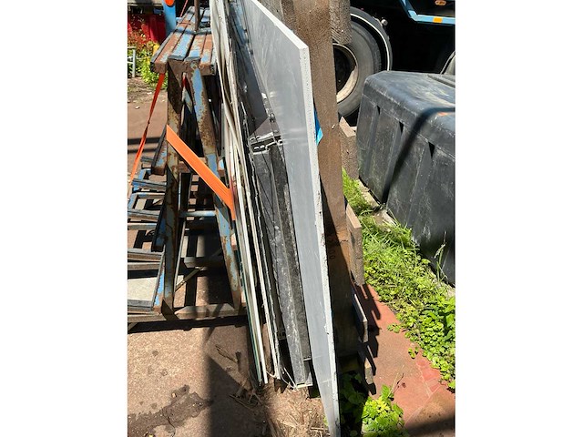 Lage glasbok met divers aannemersmateriaal - afbeelding 8 van  8