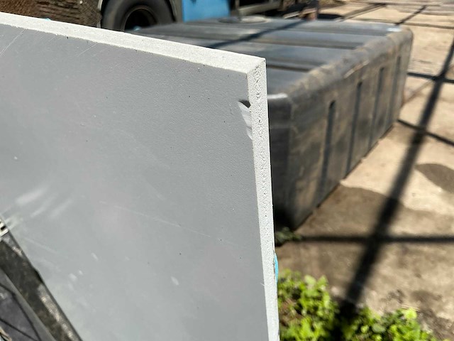 Lage glasbok met divers aannemersmateriaal - afbeelding 1 van  1
