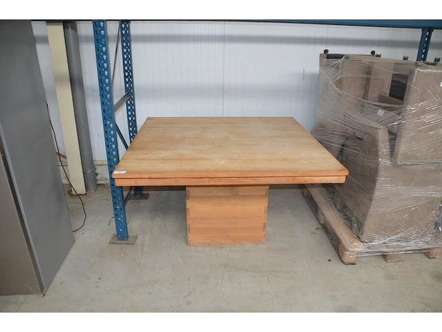 Lage vierkantige natuurkleur houten tafel afm. 140x140cm - afbeelding 1 van  6