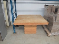 Lage vierkantige natuurkleur houten tafel afm. 140x140cm