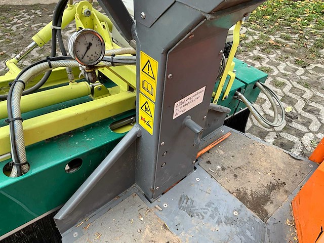 Lama-d onkruidverdelmachine met systeem van isoweed - afbeelding 15 van  52