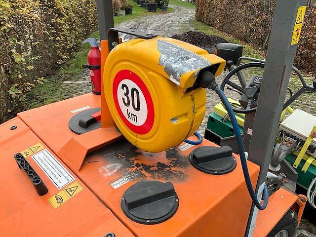 Lama-d onkruidverdelmachine met systeem van isoweed - afbeelding 30 van  52