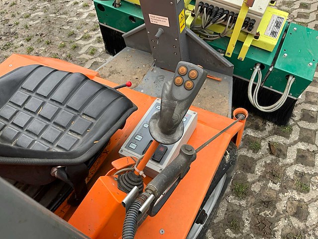 Lama-d onkruidverdelmachine met systeem van isoweed - afbeelding 35 van  52