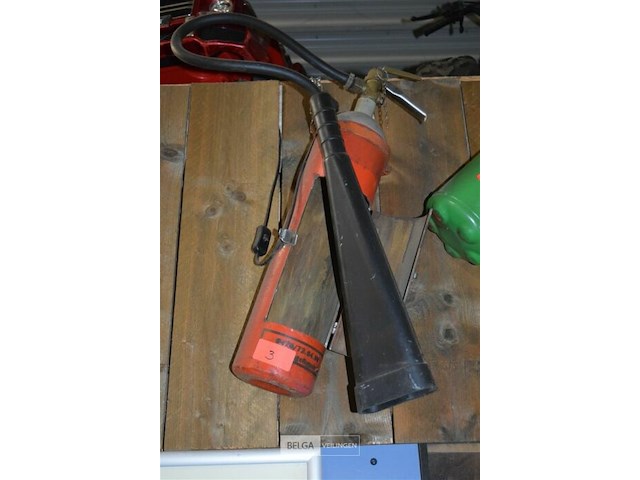 Lamp gemaakt in brandblusser - afbeelding 1 van  3