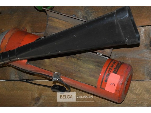 Lamp gemaakt in brandblusser - afbeelding 2 van  3