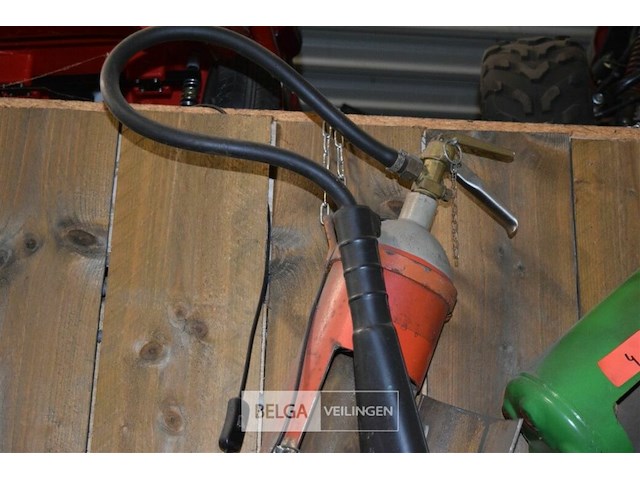 Lamp gemaakt in brandblusser - afbeelding 3 van  3