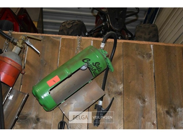 Lamp gemaakt in brandblusser - afbeelding 1 van  3