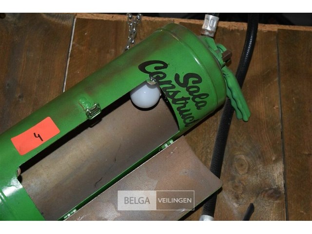 Lamp gemaakt in brandblusser - afbeelding 2 van  3