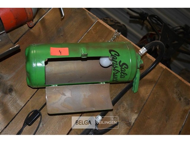 Lamp gemaakt in brandblusser - afbeelding 3 van  3