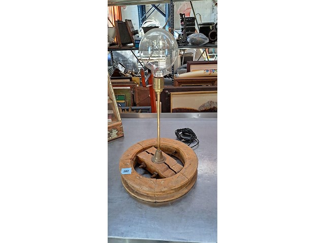 Lamp in oud aandrijfwiel - afbeelding 1 van  1