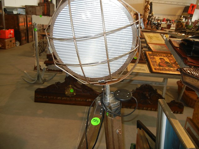 Lamp op driepoot - afbeelding 1 van  2