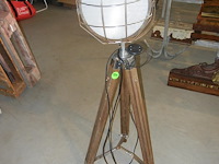 Lamp op driepoot - afbeelding 2 van  2