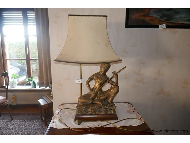 Lampadère met bronzen beeld - afbeelding 1 van  2