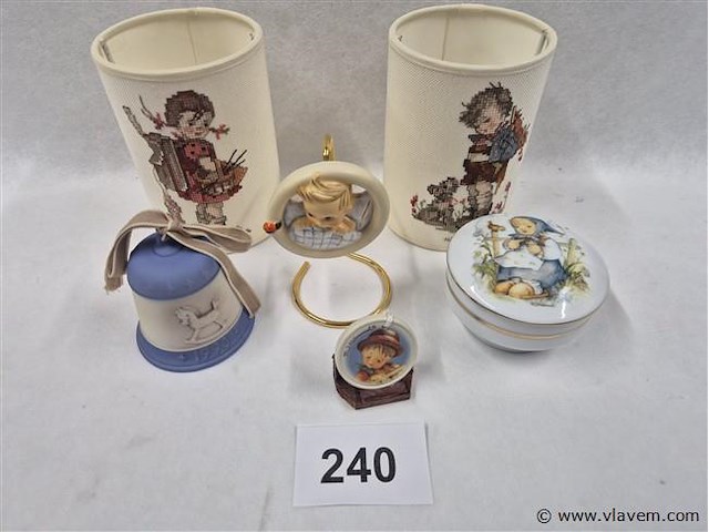 Lampekappen, bel, hangertje, potje en embleem - afbeelding 1 van  6