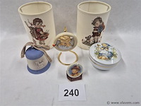 Lampekappen, bel, hangertje, potje en embleem - afbeelding 1 van  6