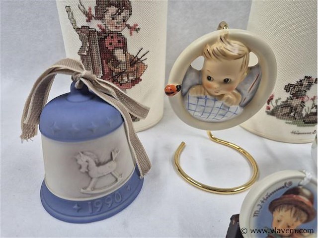 Lampekappen, bel, hangertje, potje en embleem - afbeelding 2 van  6