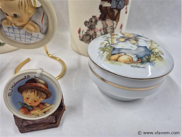 Lampekappen, bel, hangertje, potje en embleem - afbeelding 3 van  6