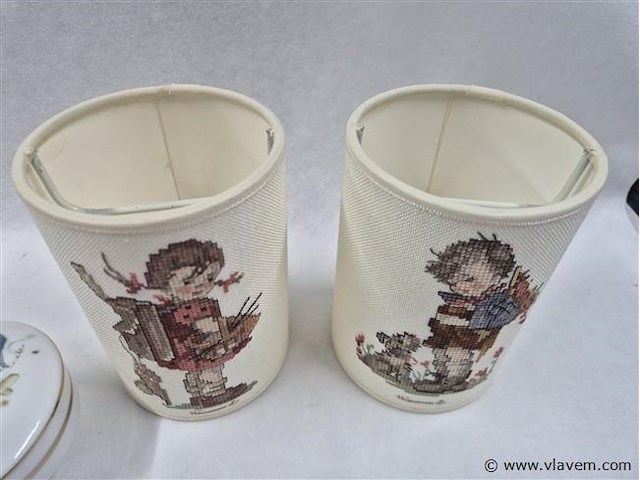 Lampekappen, bel, hangertje, potje en embleem - afbeelding 4 van  6