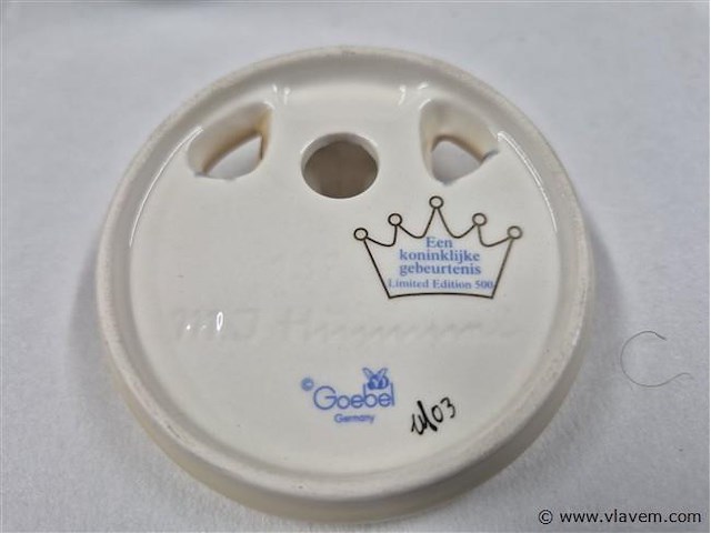 Lampekappen, bel, hangertje, potje en embleem - afbeelding 6 van  6