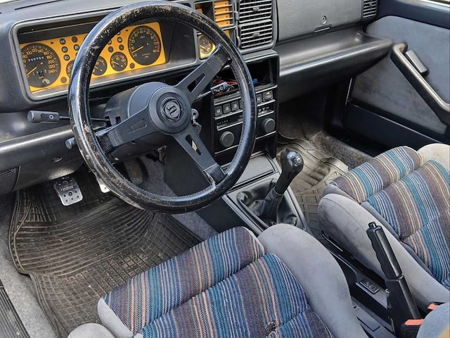 Lancia delta 1.6i turbo hf 140 pk oldtimer - afbeelding 9 van  37