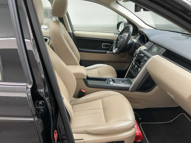 Land rover - 2019 - discovery sport 2.0 td4 hse - td4 hse - personenauto - afbeelding 2 van  34