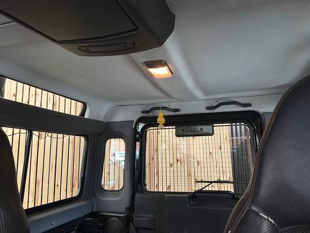 Land rover defender auto - 2,5 td5 4x4 – 122 pk – 2005 – 200,689 km – commercieel - afbeelding 23 van  59