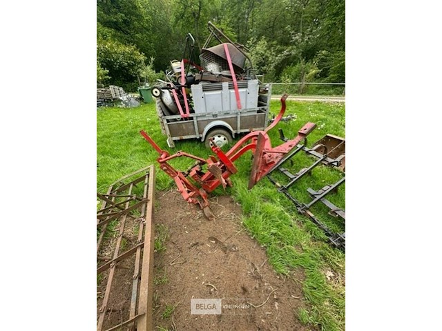 Landbouw werktuig rode kleur - afbeelding 1 van  2