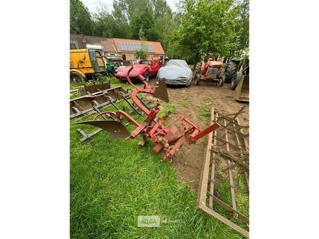 Landbouw werktuig rode kleur - afbeelding 2 van  2