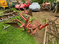 Landbouw werktuig rode kleur - afbeelding 2 van  2