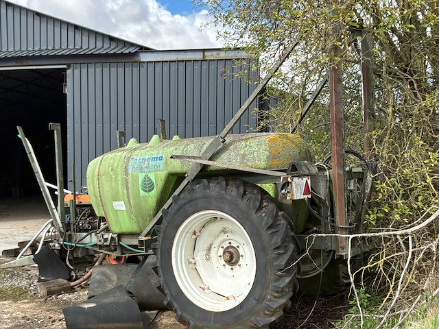 Landbouwtank met frame en pomp – buiten gebruik gesteld – gebruikt als watervat overige landbouwmachines - afbeelding 1 van  7